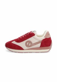 Baskets de course en suède rouge et en mesh avec une section médiane beige, présentant des lacets plats, un détail de logo circulaire et une semelle en caoutchouc.