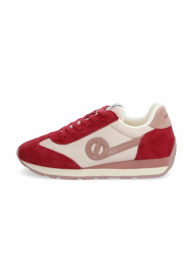 Baskets de course en suède rouge et en mesh avec une section médiane beige, présentant des lacets plats, un détail de logo circulaire et une semelle en caoutchouc.