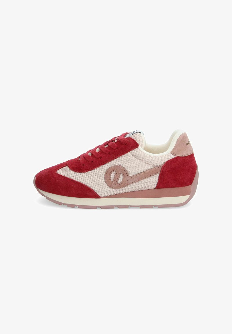 Baskets de course en suède rouge et en mesh avec une section médiane beige, présentant des lacets plats, un détail de logo circulaire et une semelle en caoutchouc.