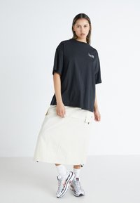 Levi's® SHORT STACK - Majica kratkih rukava s printom - caviar
