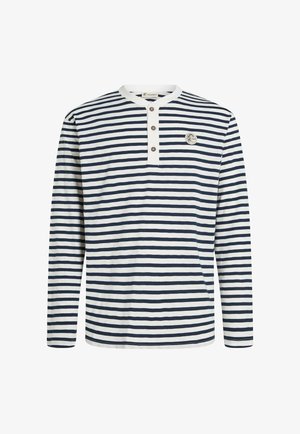 Chemise à manches longues rayée bleu marine et blanc, avec un col henley à trois boutons et un petit logo sur la poitrine.