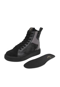 Sneaker alta nera con pannelli in suede e pelle, suola in gomma texture, lacci neri e soletta rimovibile. Accentatura dorata sul tallone.