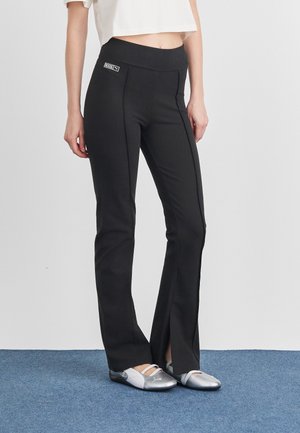 SLIM FLARED - Legingi — bikses - black