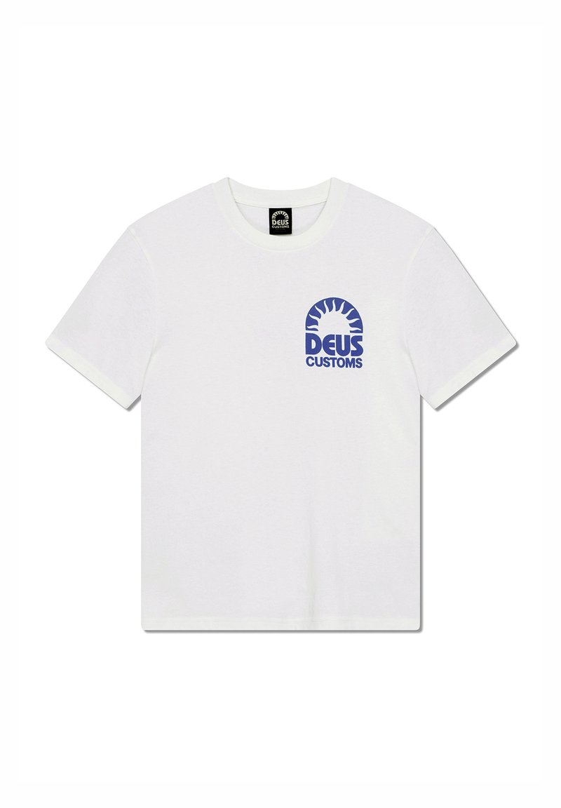 Camiseta de algodón blanca con cuello redondo, mangas cortas y un logotipo azul "DEUS CUSTOMS" con un diseño de sol en la parte superior izquierda.