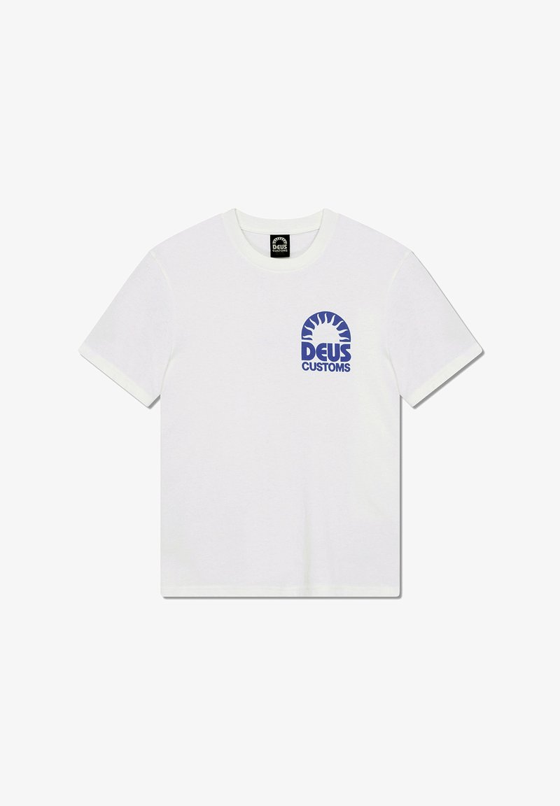 Camiseta de algodón blanca con cuello redondo, mangas cortas y un logotipo azul "DEUS CUSTOMS" con un diseño de sol en la parte superior izquierda.