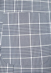 Bawełniana tkanina w niebiesko-białą kratę, z różnymi szerokościami pasków i wzorami w kratkę, o gładkiej fakturze.