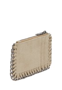 Beżowy portfel z zamszu z kontrastowym ściegiem łańcuszkowym wzdłuż brzegów, z zamknięciem na zamek błyskawiczny i wieloma slotami na karty po jednej stronie.