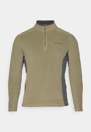 Sudadera de forro polar en verde oliva con paneles laterales en gris oscuro, cuello alto y cierre frontal de cremallera. Presenta un pequeño logo en el pecho.