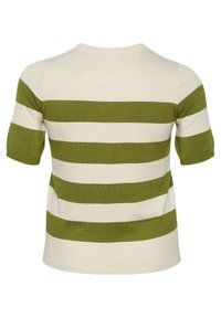Kortærmet strikket sweater med skiftende oliven grønne og cremefarvede horisontale striber; rund hals med en glat tekstur.