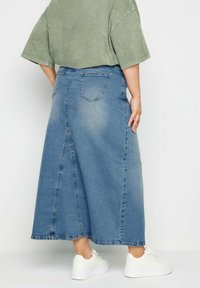 Yours Clothing CURVE - Falda larga - blue