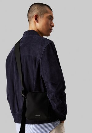 Calvin Klein EASE REPORTER  - Schoudertas - black