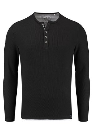Schwarzes Langarm-Ripp-Henley-Shirt mit drei Knöpfen, rundem Halsausschnitt und geradem Saum, der am unteren Ende mit einem kleinen Logo versehen ist.