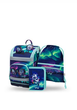 Zaino, borsa con coulisse e astuccio con disegni di lupo e aurore boreali in tonalità di blu, verde e viola con accenti turchesi.