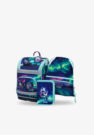Rucksack, Turnbeutel und Federmäppchen mit Wolf- und Nordlicht-Designs in Blau-, Grün- und Lilatönen mit türkisfarbenen Akzenten.