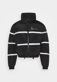 Svart puffjacka med kort design, försedd med vita reflexstrimmor och hög krage. Inkluderar framzipper och elastiska ärmslut.