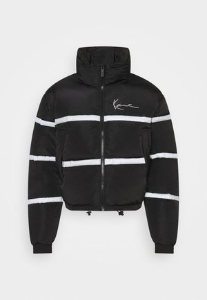 Giubbotto puffa nero con design corto, caratterizzato da strisce riflettenti bianche e un collo alto. Include una zip frontale e polsini elasticizzati.