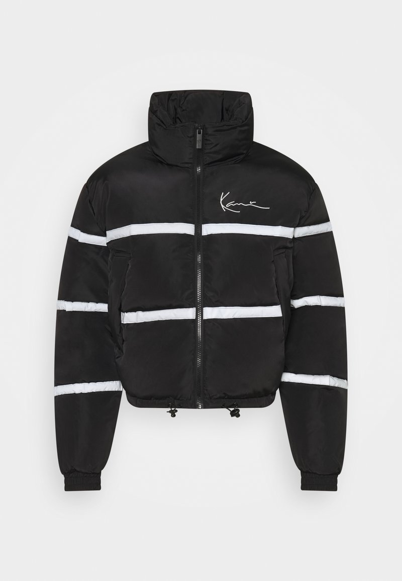 Svart puffjacka med kort design, försedd med vita reflexstrimmor och hög krage. Inkluderar framzipper och elastiska ärmslut.