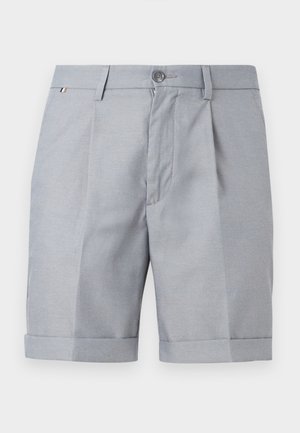 Hellgraue, maßgeschneiderte Shorts mit Gürtelschlaufen, Frontknopf, Reißverschluss, seitlichen Taschen und umgeschlagenen Säumen auf weißem Hintergrund.