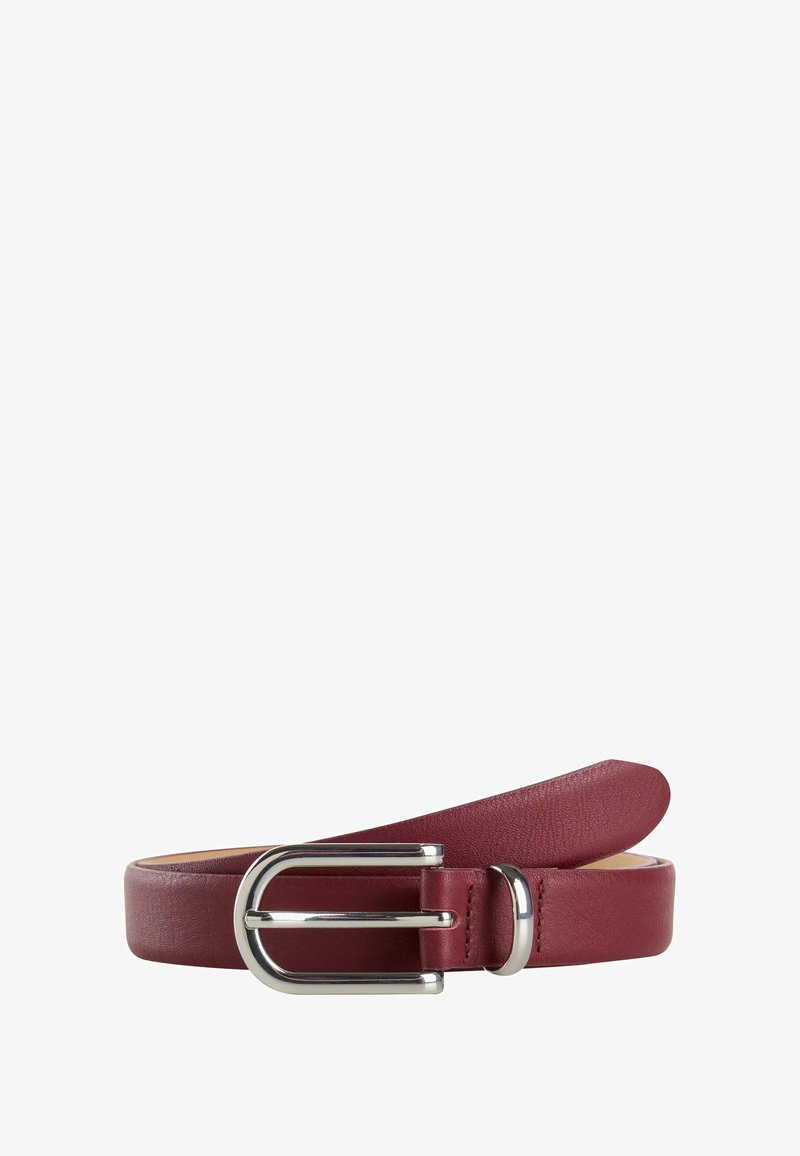 Bordeaux leren riem met een gladde textuur, voorzien van een zilveren, rechthoekige metalen gespsluiting en een klassiek, taps toelopend ontwerp.