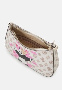 Witte nep leren handtas met een panda motief en roze harten. Voorzien van een ritsluiting en een binnenzak, met accenten van hardware in goudkleur.