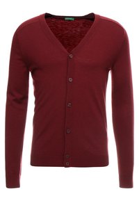 Cardigan color vino con escote en V, mangas largas y cierre de botones. Fabricado en una tela suave, con una textura sólida y un diseño minimalista.