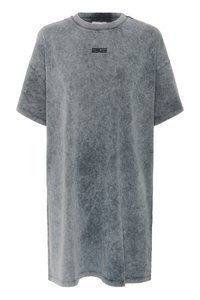 Pilka per didelė t-shirt, pagaminta iš švelnaus, tekstūrinio audinio. Turi apvalią iškirptę ir trumpas rankoves, su subtiliu prekės ženklo logotipu krūtinėje.