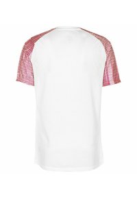 Wit T-shirt met korte mouwen; rood-wit gestreept patroon op de schouders; mesh textuur; rechte snit, eenvoudige kraag.