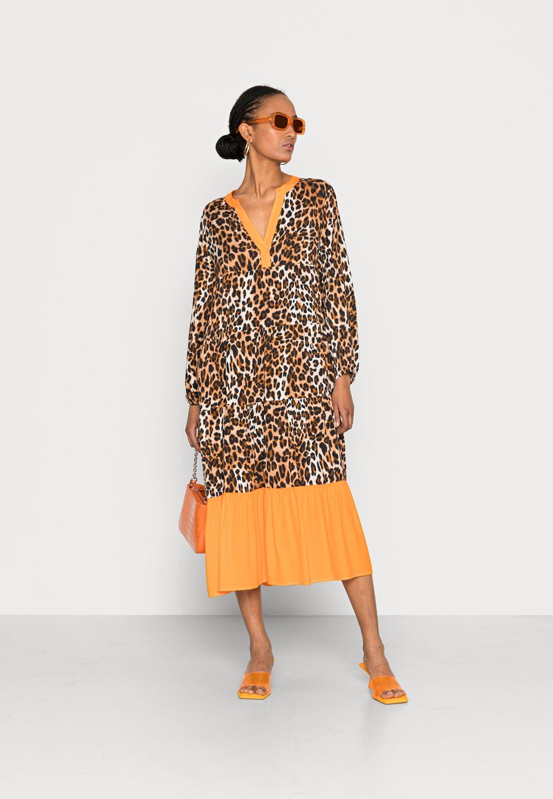 Damen Freizeitkleider | Emily van den Bergh DRESS Freizeitkleid leo/orange - HR64312 Damen Freizeitkleider | Emily van den Bergh DRESS Freizeitkleid leo/orange - HR64312