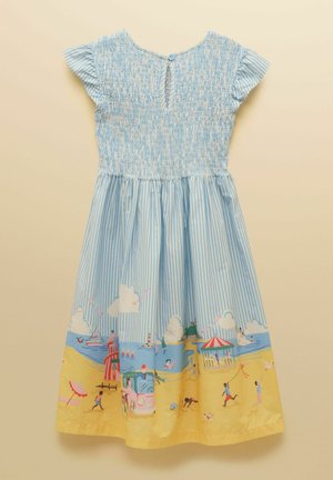 Modré a biele pruhované šaty s naškrobeným živôtikom, rukávmi s légou a potlačou plážovej scény zobrazujúcej deti, zmrzlinový vozík a kolotoč na okraji sukne.