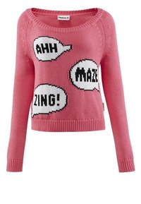 Różowy sweter robiony na drutach z szerokim dekoltem, długimi rękawami i skróconą długością. Posiada czarno-białe dymki z tekstem w zabawnym stylu.