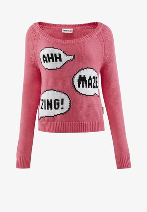 Roze gebreide trui met een brede hals, lange mouwen en cropped lengte. Bevat zwart-witte spraakballonnen met speelse tekstontwerpen.