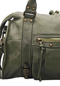 Sac en cuir vert olive avec une poche zippée, des accents en bronze, des coutures décoratives et une finition texturée, accompagné d'une bandoulière.