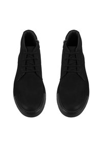 Schwarze Knöchelstiefel mit einem glatten Wildleder-Obermaterial, Gummisohle und Schnürdesign. Sie zeichnen sich durch eine schlichte, stromlinienförmige Form ohne Verzierungen aus.