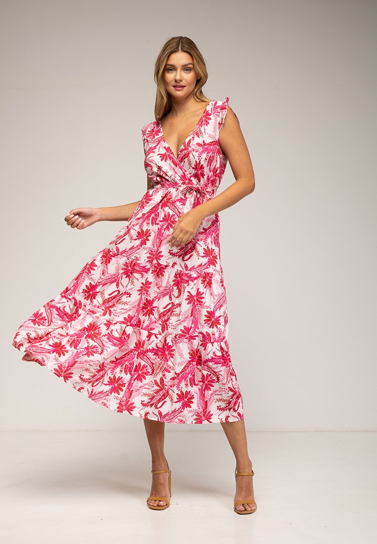 Robe maxi en tissu léger avec un motif floral rose et rouge, dotée de manches volantées et d'une taille cintrée. Texture lisse et fluide.