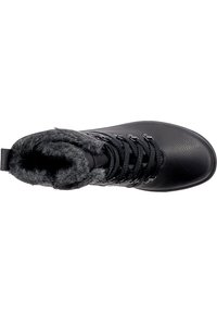 Botines negros con un exterior de cuero texturizado, cuello de pelo sintético y cordones negros. Suela de goma con ojales de metal para los cordones.