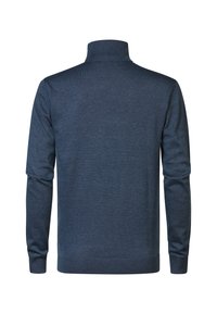 Granatowy sweter z wysokim kołnierzem, długimi rękawami i prążkowanymi wykończeniami. Wykonany z miękkiego, gładkiego materiału o subtelnej fakturze.