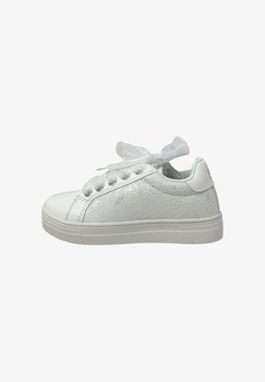 Sneaker bianca low-top con pannello laterale testurizzato, lacci a nastro lucidi annodati a fiocco e suola piatta in gomma.