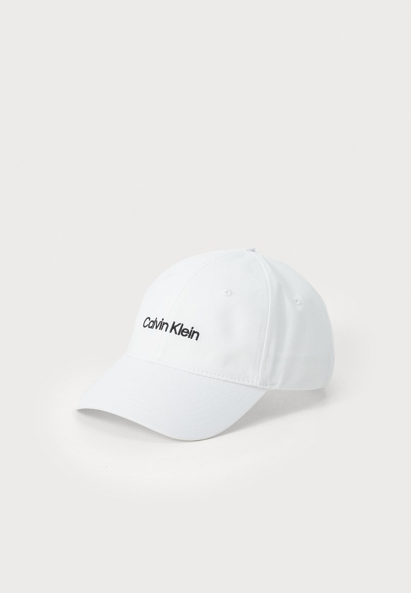 Caciula de baseball albă din ţesătură cu visor curbat, având logo-ul brodat în alb-negru "Calvin Klein" pe faţă.
