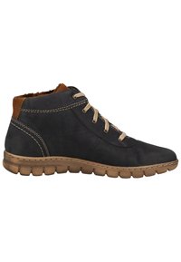 Sneaker alta in pelle blu con un accento in suede marrone; lacci color beige, cuciture a contrasto e una suola flessibile con texture rigata.
