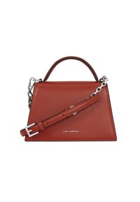 Borsa a tracolla in pelle rossa dal design triangolare, con accessori in argento, manico superiore e una tracolla rimovibile. Presenta un logo impresso sul fronte.