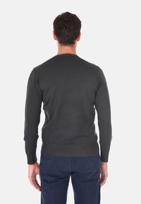 Maglione a maglia verde scuro con scollatura rotonda e maniche lunghe, con orlo e polsini a costine, mostrato da dietro.