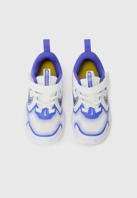 Baskets de sport bleu et blanc avec tige en mesh, accents violets contrastants, lacets blancs et tirant à l'arrière pour un enfilage facile.