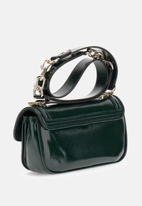 Bolso de mano de cuero verde con un acabado brillante, que presenta un diseño plegado y una correa de cadena desmontable. Acentos de metal visibles.