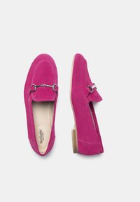 Fuchsia ruskinds loafers med flad sål, der har et dekorativt metalled i sølvfarve og syninger på overdelen.