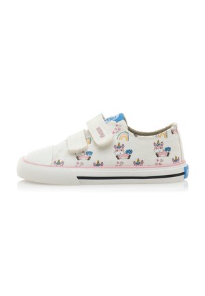 Zapatillas de lona blancas con estampado de unicornio y arcoíris, acentos en rosa, correas de Velcro y una suela de goma a rayas en blanco y negro.