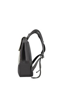 Mochila de tela negra con panel trasero de malla, correas ajustables y un bolsillo lateral. Presenta un diseño elegante y funcional para un acceso fácil.