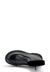 Stivale alla caviglia in pelle nera con finitura liscia, punta rotonda, suola testurizzata e zip laterale per una vestibilità facile. Design semplice, senza pattern visibili.