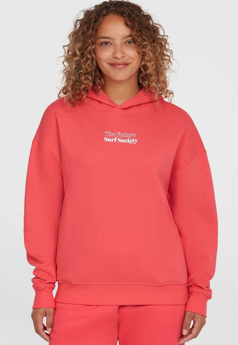 Korallfärgad hoodie med avslappnad passform, utrustad med en framficka och vit text "The Future Surf Society" på bröstet. Mjuk textur, ribbade ärmslut.