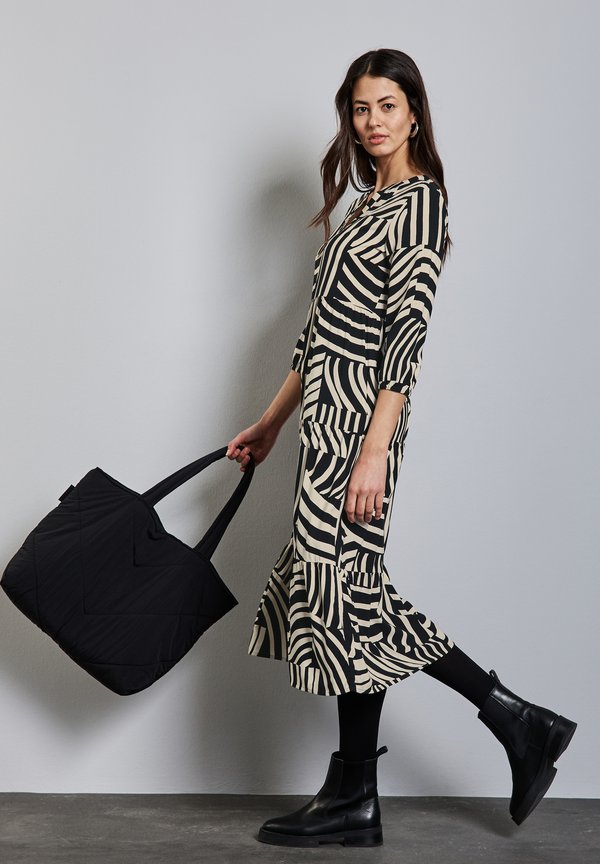 MIT VOLANTS - Freizeitkleid - schwarz