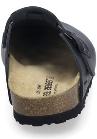 Zwarte instapklomp met een kurken voetbed, gestructureerd interieur en een zwarte band. Heeft een vlakke rubberen buitenzool met grip.